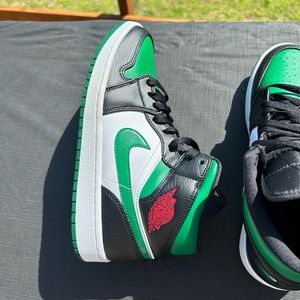 Jordan 1 Mid Green Toe Men’s Size 8.5 Gently Worn